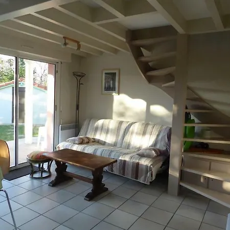 Two Bedroom With Garden شقة